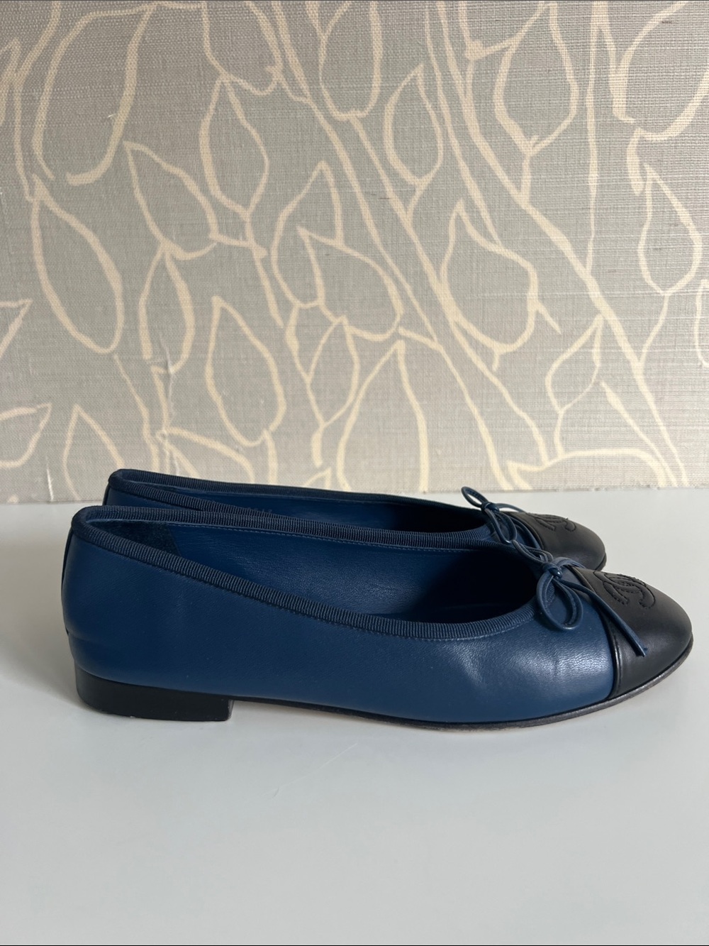 CHANEL Two-Tone Navy Blue and Black Leather Cap-Toe Ballet Flats - size 37 - Picture 4 of 7